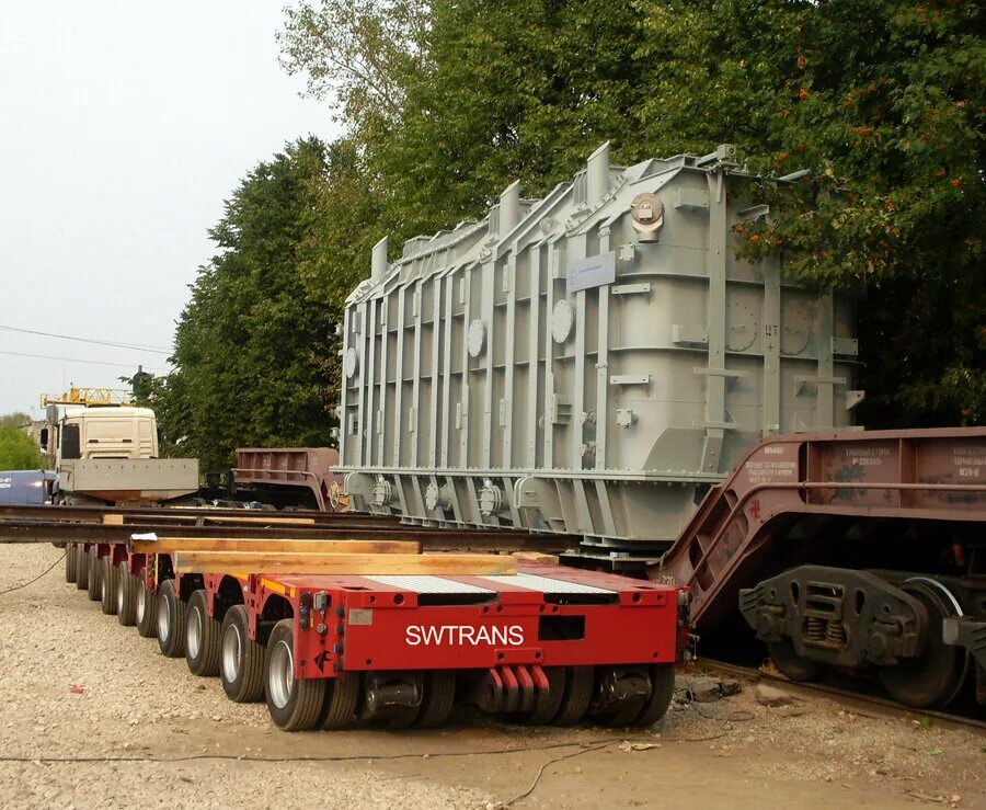 Перевозка негабаритных грузов. Портальный кран либхер колесный. Перевозка труб большого диаметра. Перемещение тяжеловесных грузов. Погрузка крупногабаритных грузов.