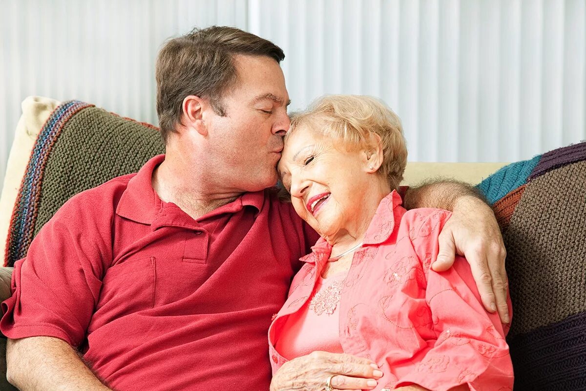 Grandma's love. Пожилые и молодые люди. Объятия пожилых. Пожилой мужчина. Мужчина с пожилой матерью.