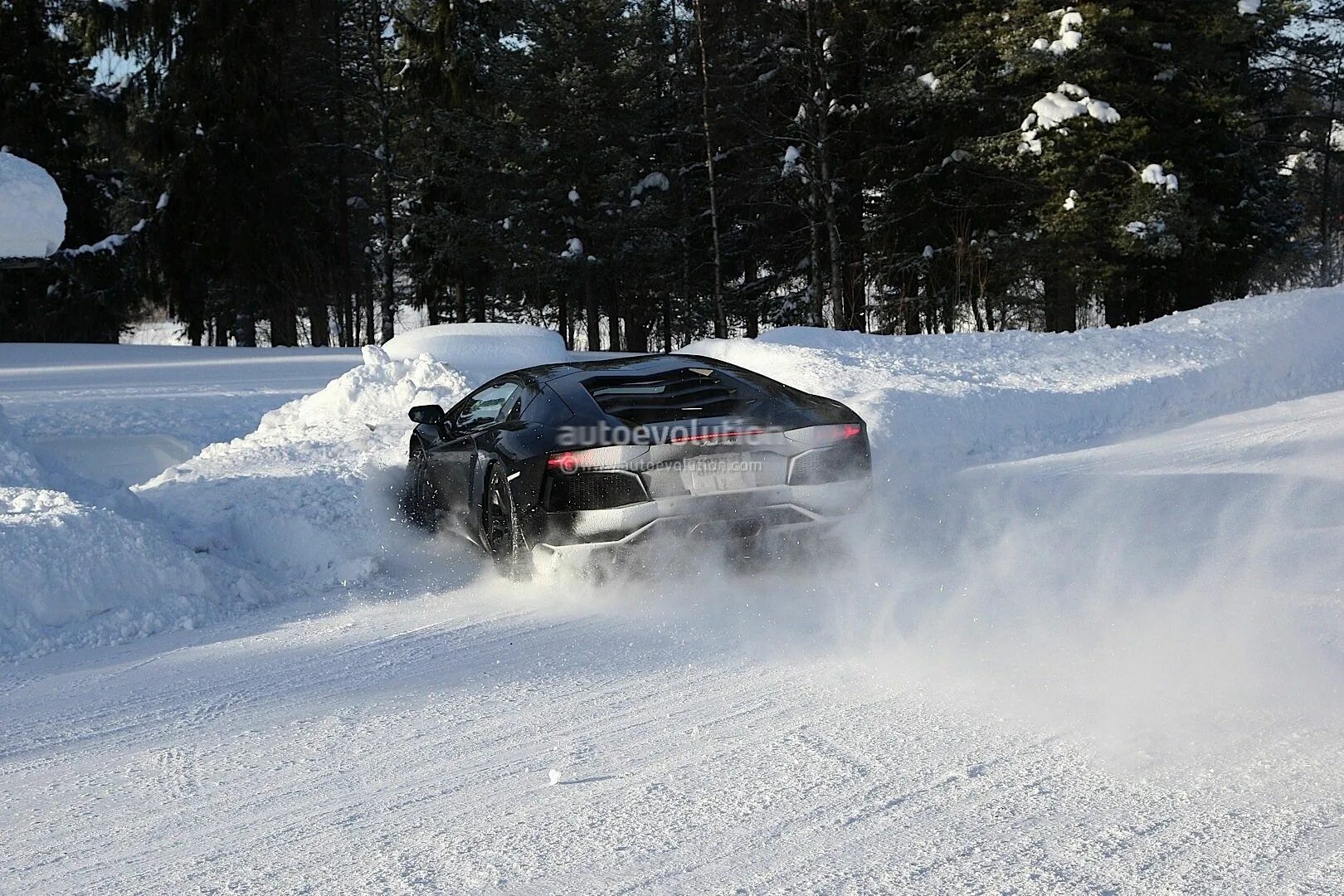 Drifting snow. Ламборджини авентадор зимой. Машина зимой. Зимний дрифт. Машина в заносе.