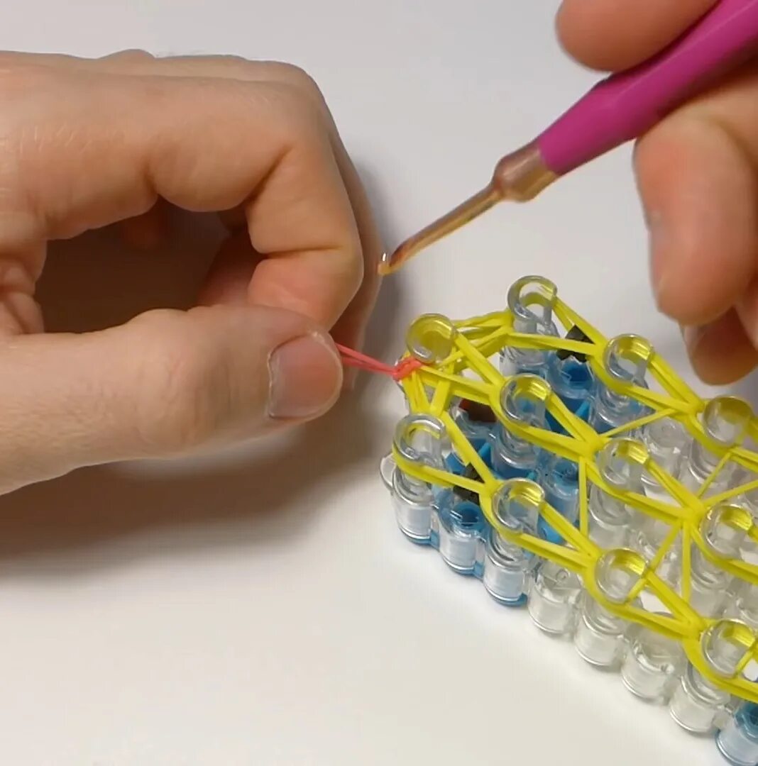 фигурки из резиночек для начинающих. фигурки из резинок для плетения. фигурки на станке. плетение резинками на станке для начинающих. фигурки на станке.