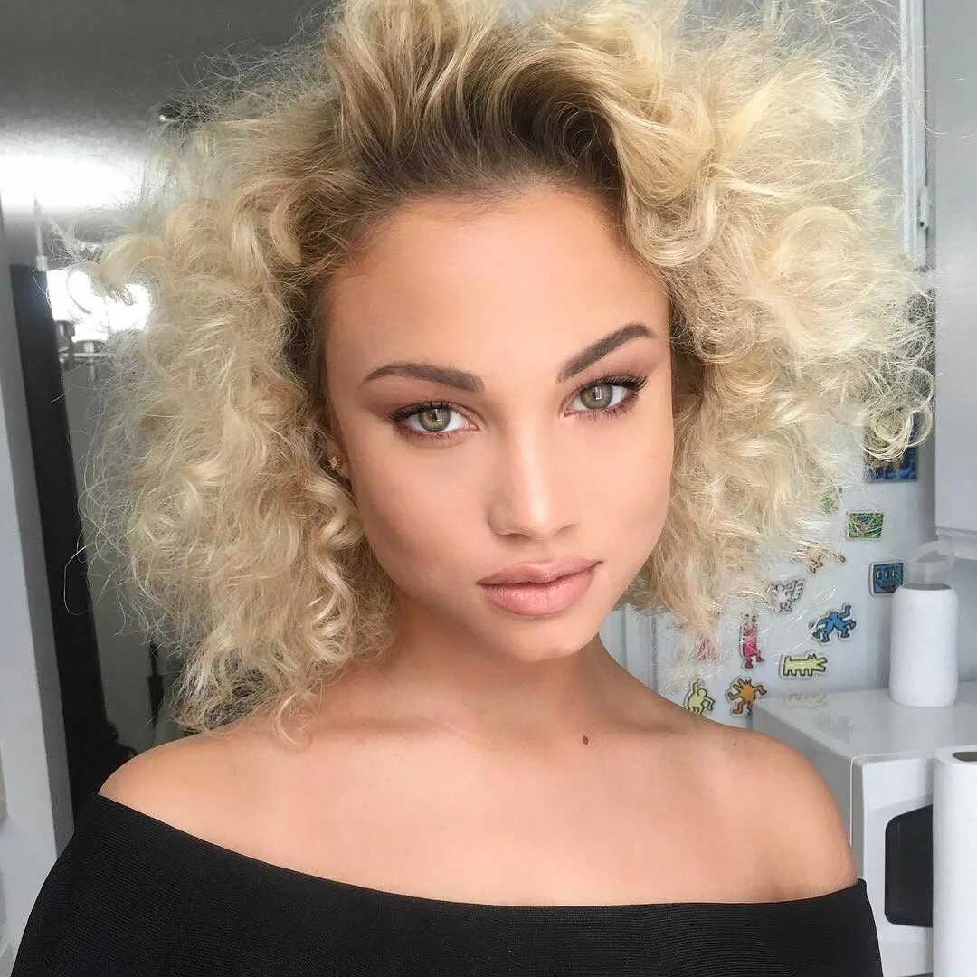 Rose Bertram. Светлые кудрявые волосы. Каре блонд кудри. Кудрявая блондинка.