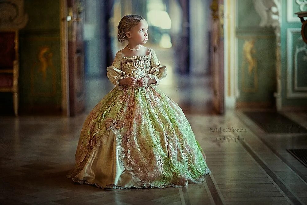 Девочка на балу. Девушки на балу 19 век. Герцогиня арт фэнтези. Девочка на балу. Дама с веером на балу.