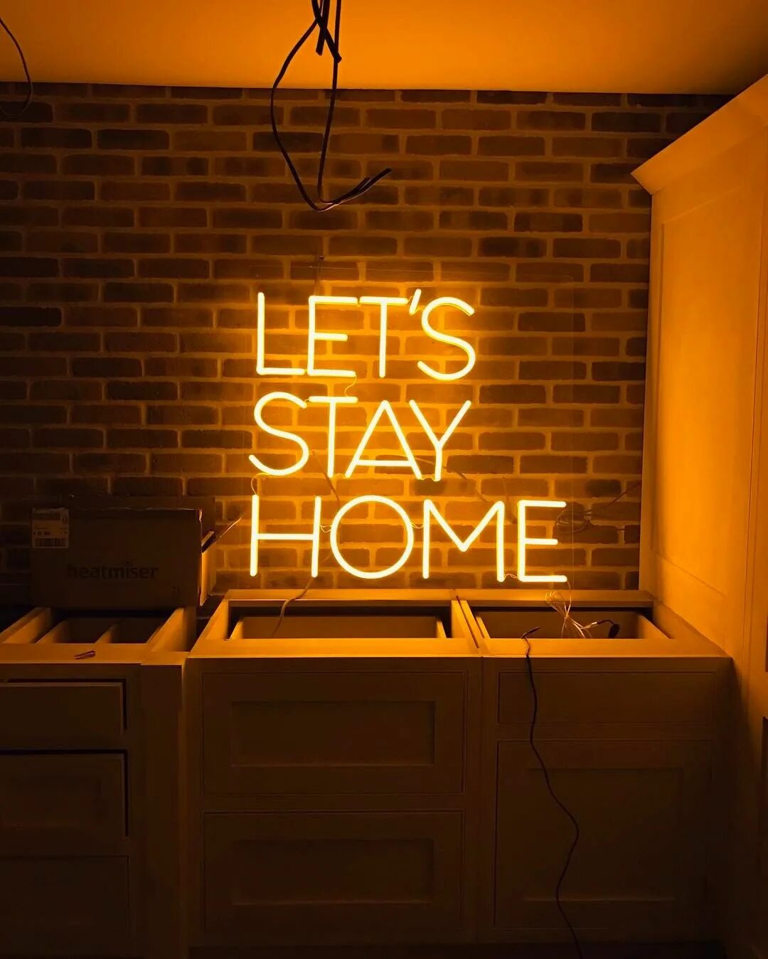 Буквы с подсветкой на стену. Неоновая вывеска. Неоновая вывеска в комнату. Светодиодная надпись. Неоновые вывески в интерьере.