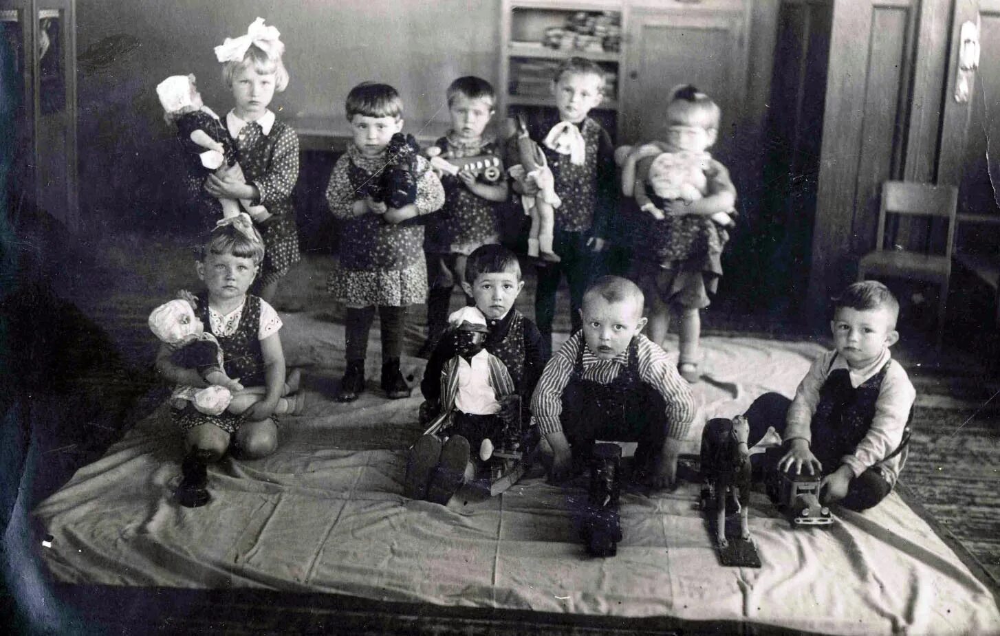 детские сады в ссср в 1920-1930-е. детский сад ссср 60е. детский сад здание старое. детский сад на прогулке ссср. детский сад в ссср в 30-е.