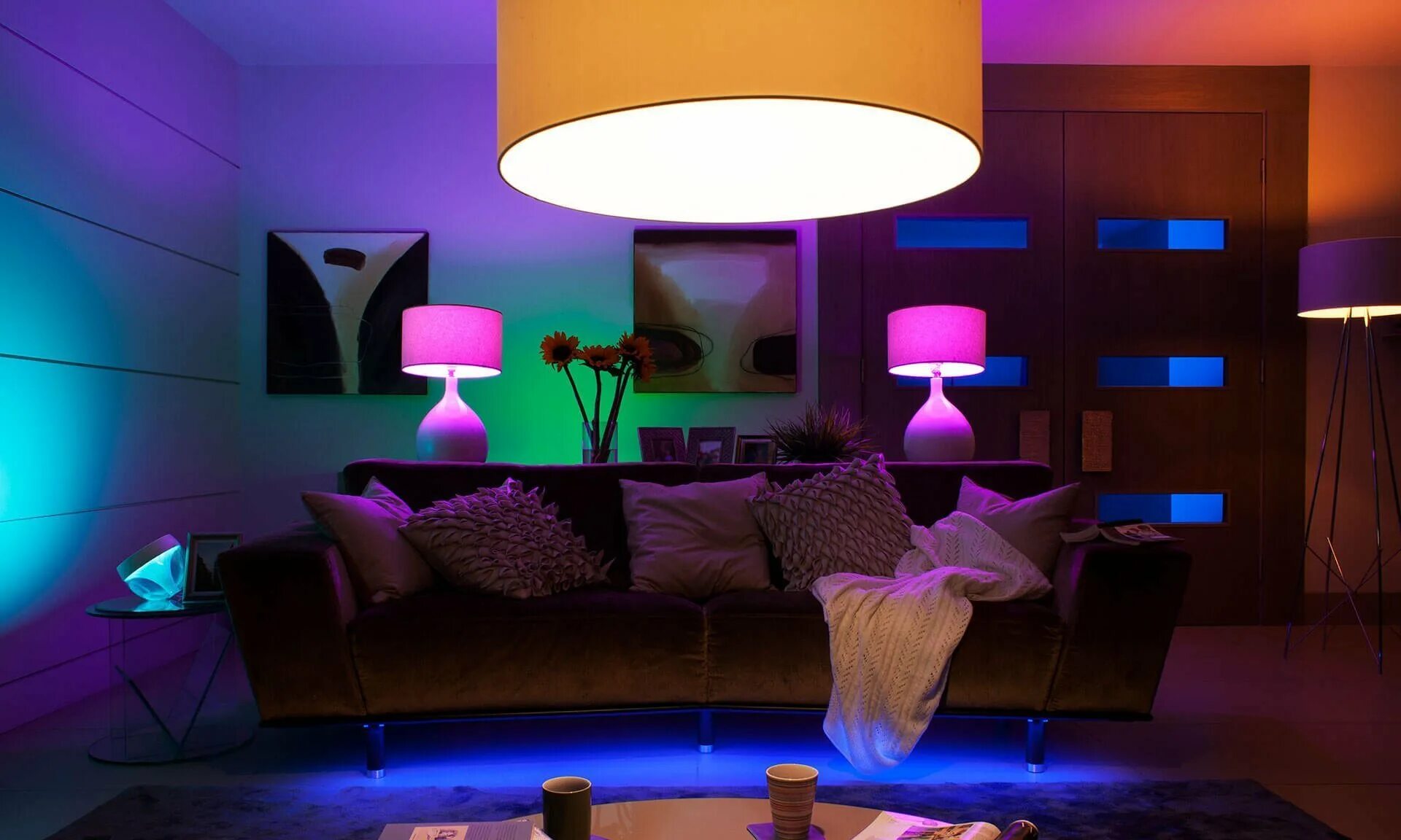 Свет яркий свет полон зал. Philips Hue умный дом. Светильник Philips Hue. Philips Hue Color управление светом. Philips Hue диодная лампа.