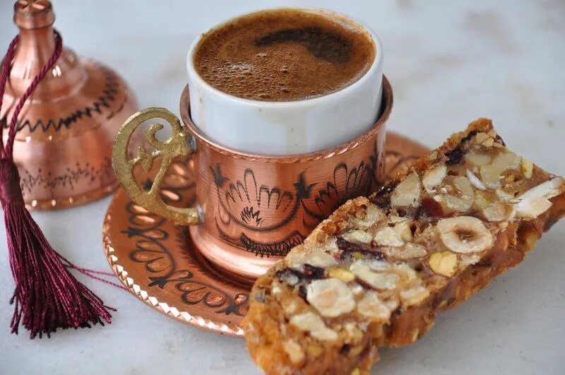 Доброе утро картинки на турецком языке мужчине. Кофе по турецки. Восточные сладости и кофе. Чашка кофе и восточные сладости. Турецкий кофе и сладости.