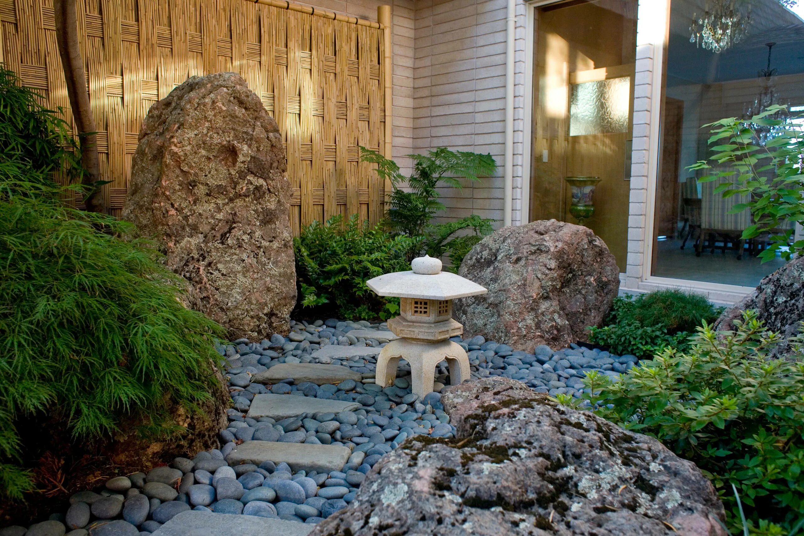 Японский Каменистый сад. Камень для декора ландшафта. Композиция из камней в саду. Камни в ландшафте.