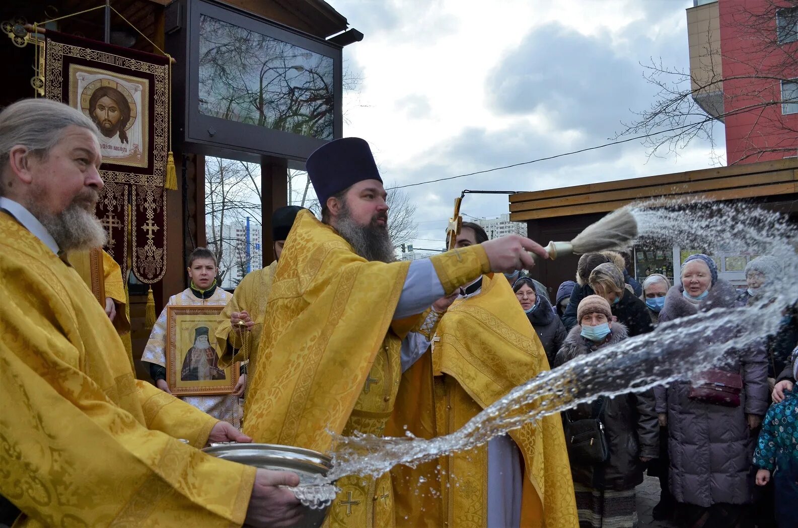 Ермоген зюзино. Храм святителя Ермогена в Зюзино. Храм Ермогена в Гольяново. Храм свмч Ермогена в Чертанове. Храм святителя Ермогена в Тушино.