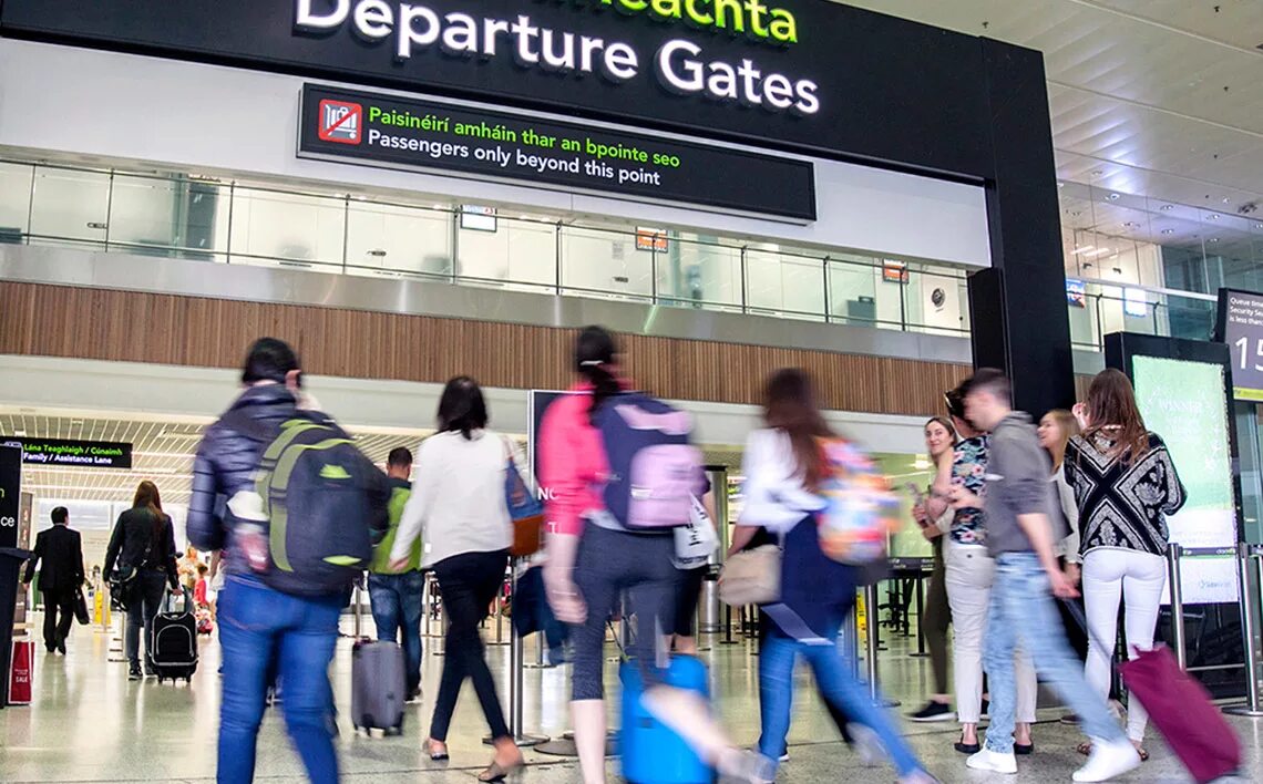 Departure gate. Гейт в аэропорту. аэропорт departure. departure gate в аэропорту. посадка у-gate.