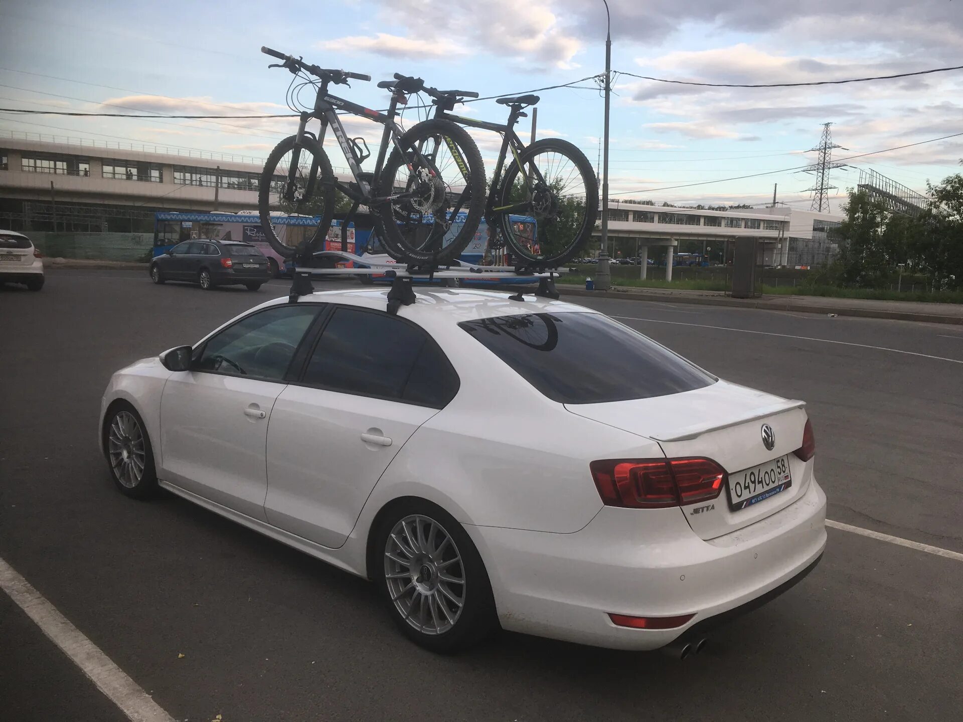 На фольксваген джетта 6 thule багажник. Багажник atlant vw jetta. Багажник atlant на volkswagen jetta 6. Рейлинги jetta 6. Jetta 6 с автобоксом.