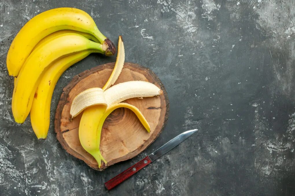 Ел кожуру бананов. Коричневый банан. Банан в разрезе. Бананы в природе. Витамины в банане.