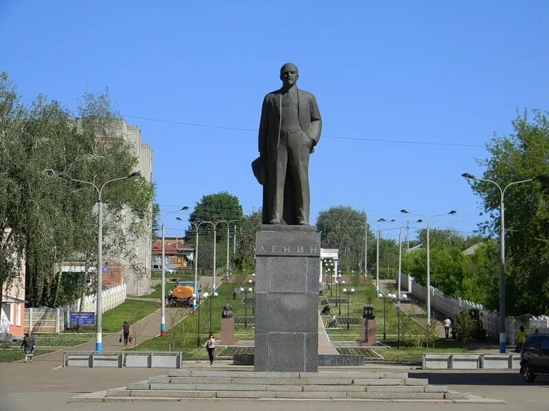 Ленина куйбышева. Памятник Ленину Рузаевка. Рузаевка Ленина аллея. Памятник Ленину Саранск. Памятники в Рузаевке.