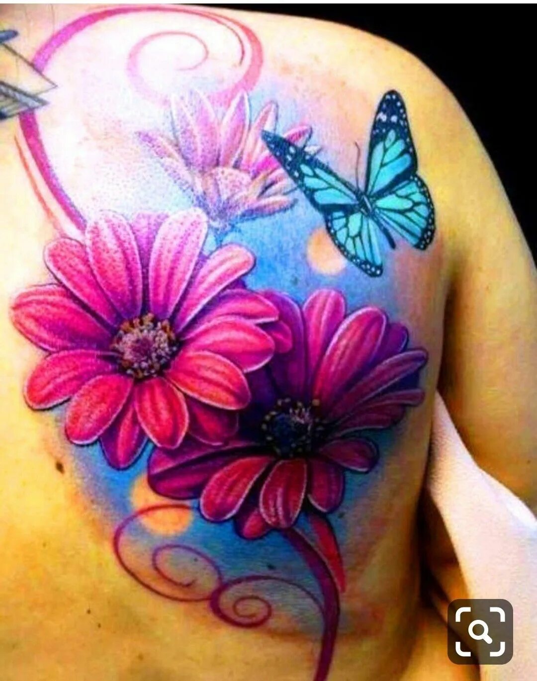 тату бабочка с цветами