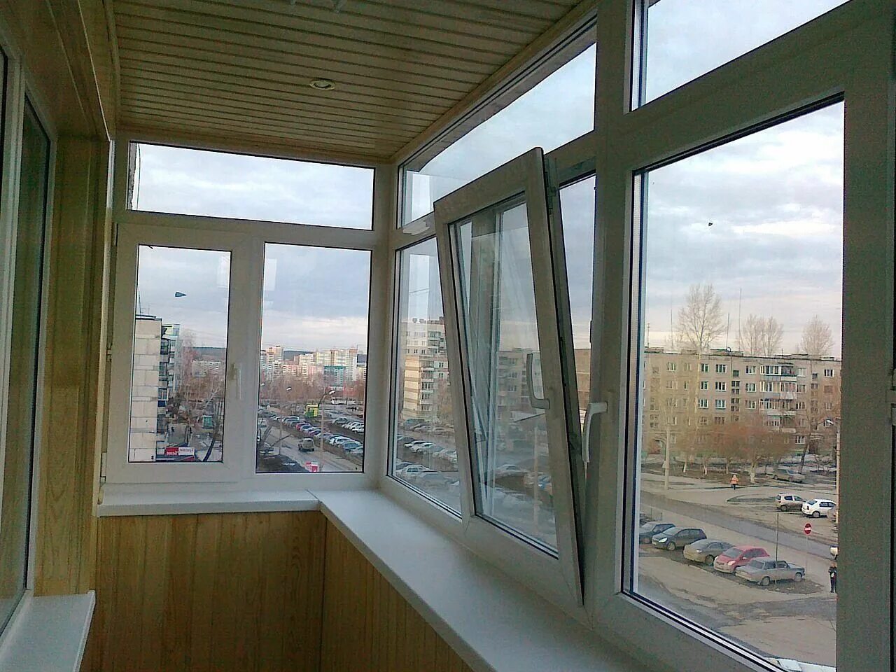 остекленная лоджия. пластиковые окна промерзает балконная. холодное остекление provedal c640 коричневое. остекление балконов. балконы окна почему.
