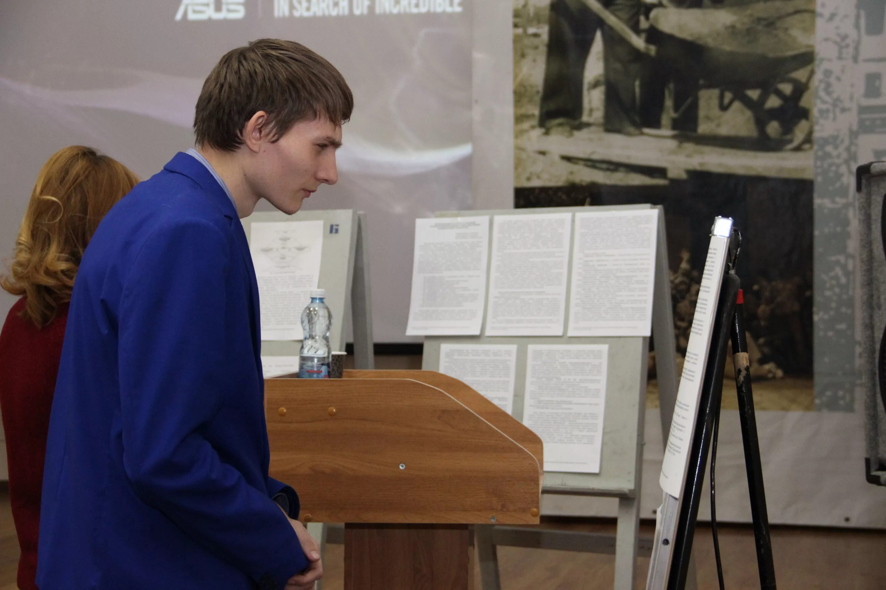 Астроном с телескопом. Девушка астроном. Телескоп обсерватория. Астроном николас бивер. Телескоп в школе.