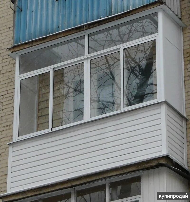Окна георгиевск. Застекленный балкон. Пластиковый балкон. Балкон хрущевка остекление. Пластиковый балкон в хрущевке.
