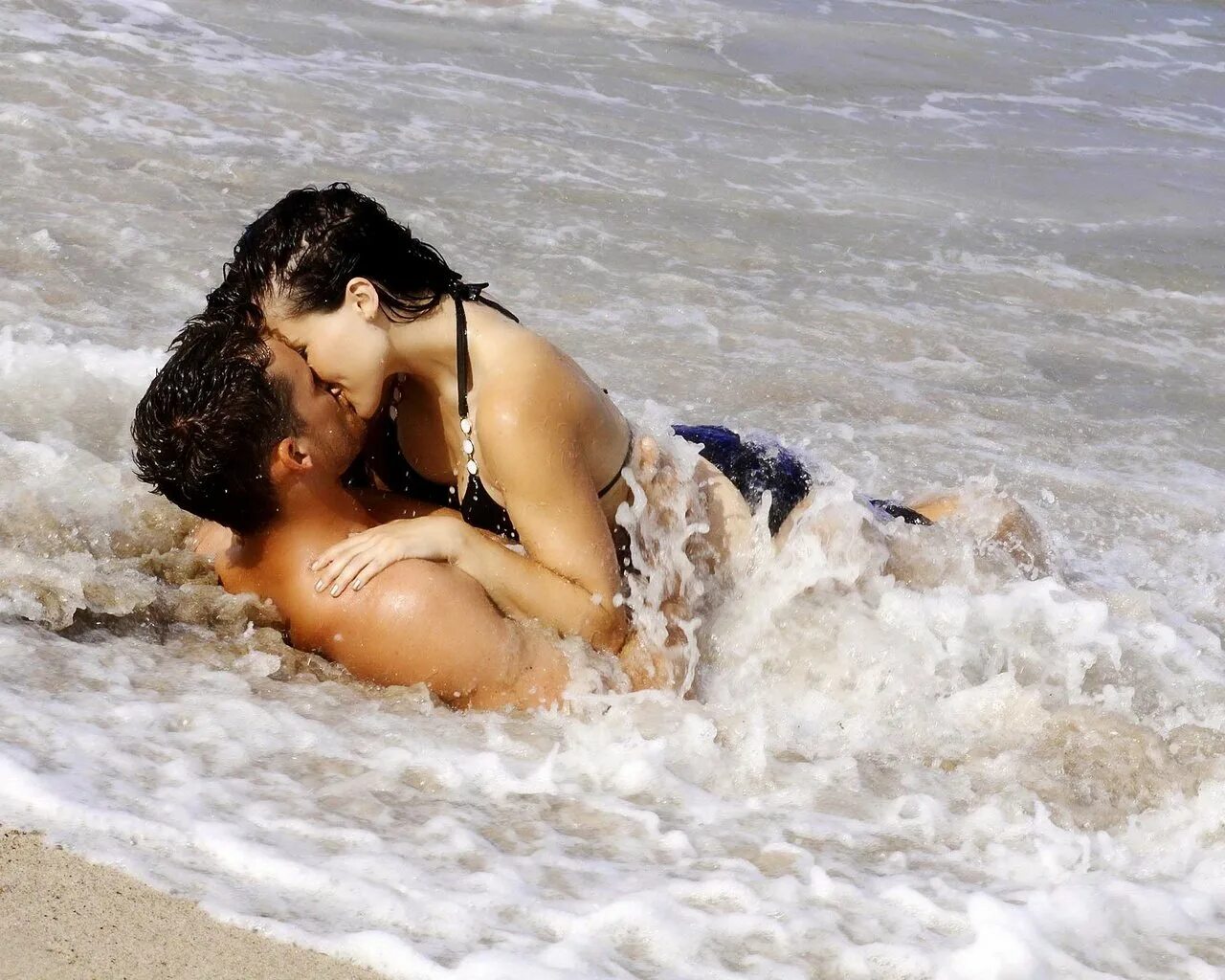 пляж любовь. влюбленные на берегу моря. парень с девушкой на пляже. мужчина и женщина любовь. влюбленная пара на море.