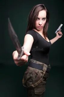 Девушки с оружием в руках