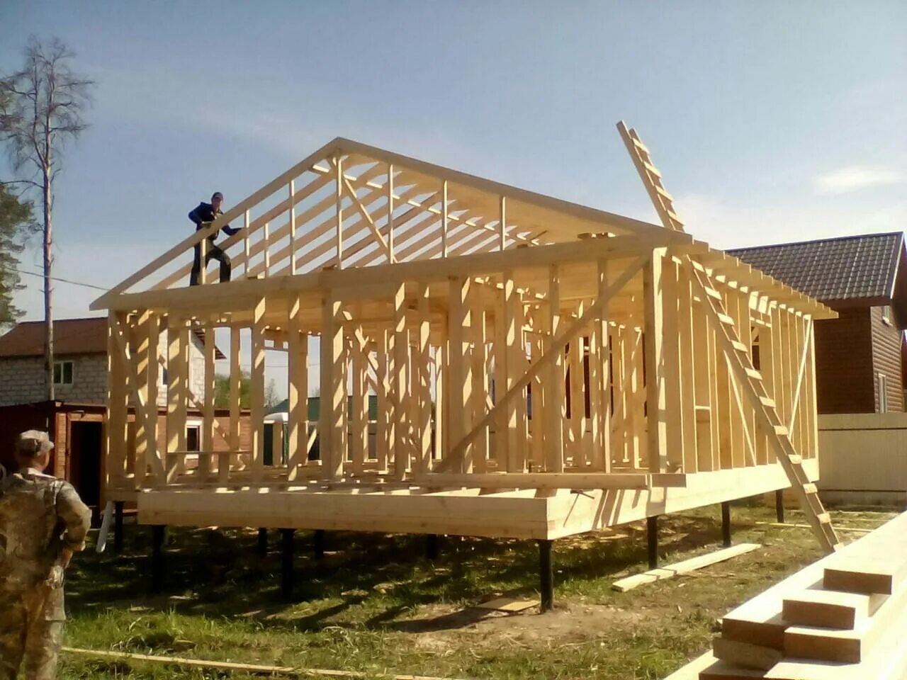 домов. каркасный деревянный дом. каркасные дома плотник проекты. плотник каркасныетдома. каркасная стена.