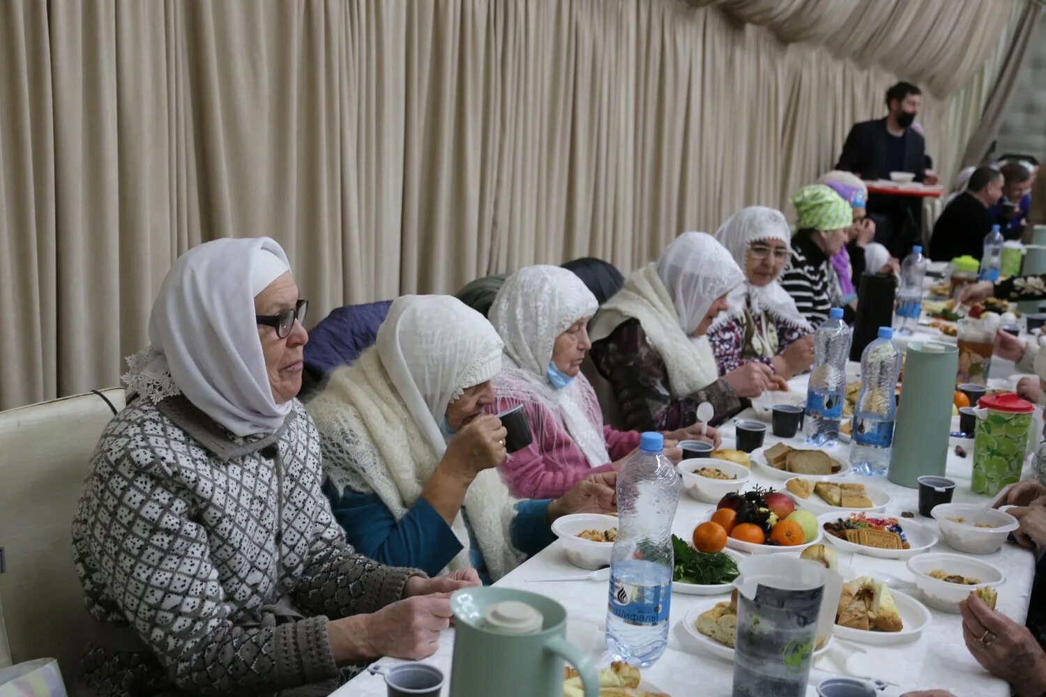 Стол на ифтар в мечети. График сухура и ифтара. Ифтар ош. Время разговения сегодня. График намазов на рамадан 2021.