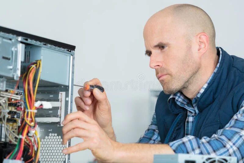 Repair this картинки. Разбитый компьютер. Человек ремонтирует компьютер. Can you repair it. Мастер по ремонту пк.