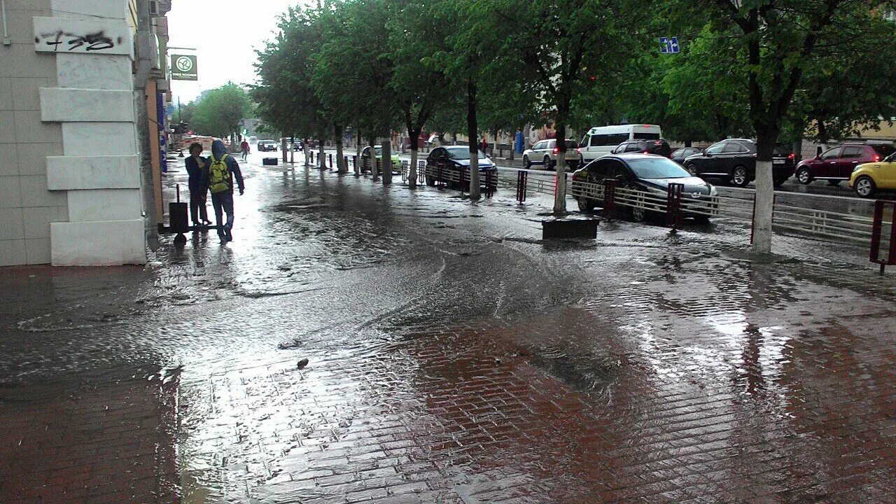 Брянск дождь во дворах домов в брянске фото. Брянск затопило ливнем. Проливные дожди. Проспект ленина ливеньбоянск. Брянск дождь.