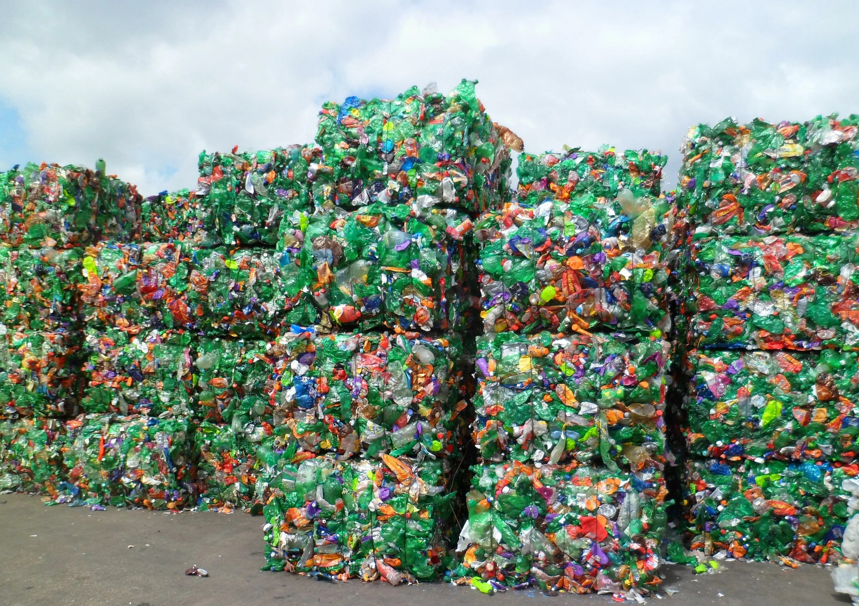 Пластиковые отходы. Переработка пластика. Пластиковые бутылки отходы. Утилизация пластмассовых отходов.