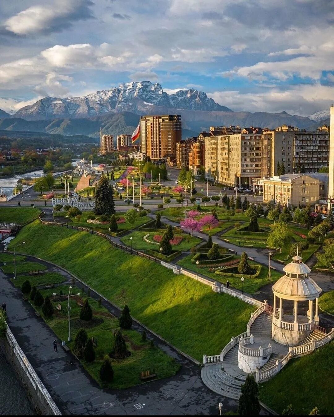 Города российского кавказа. Северная Осетия Алания Владикавказ. Город Владикавказ столица Республики Северная Осетия. Владикавказ Южная Осетия Алания. Алания столица Владикавказ.