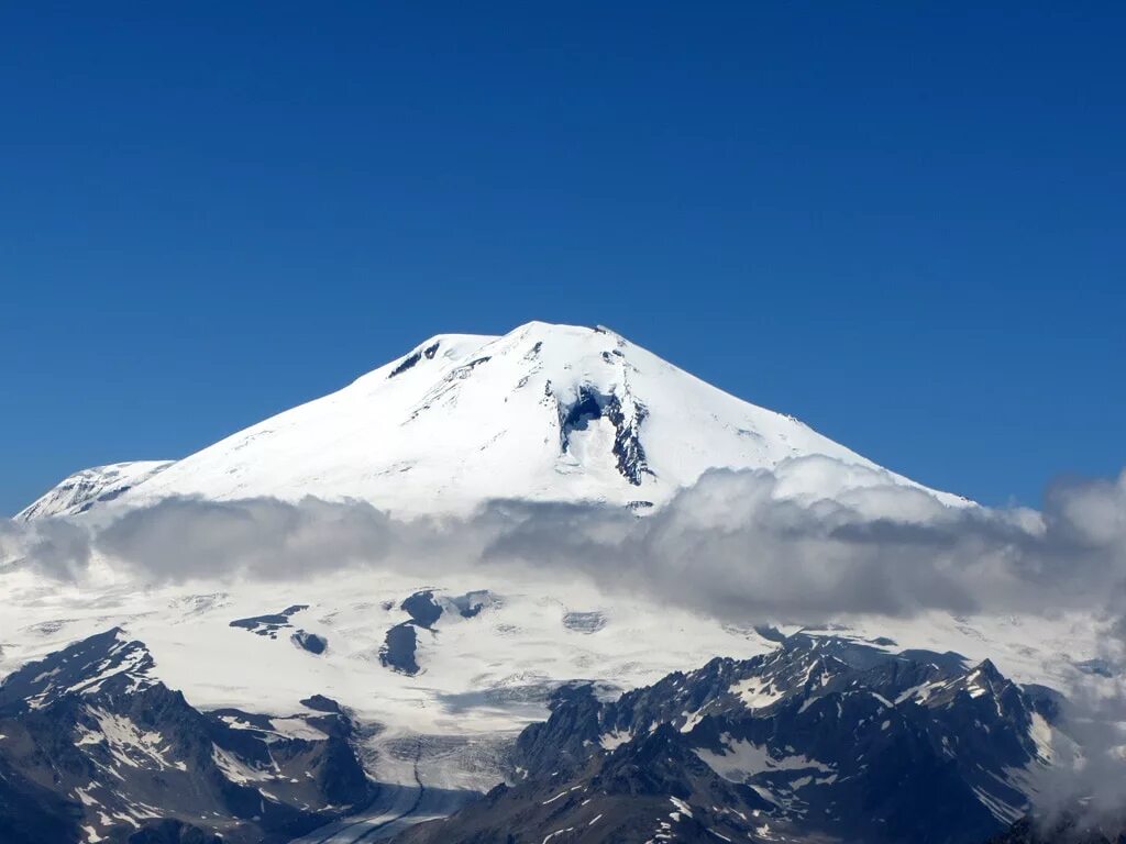 The highest mountain in europe. Гора Эльбрус. Гора Эльбрус (5642 м) — высочайшая вершина России. Гора Эльбрус высота. Самая высокая вершина Эльбруса.