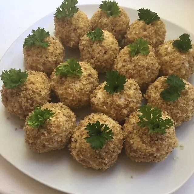 Куриный орех рецепт. Закуска с грецкими орехами. Закуски из курицы. Куриные шарики с сыром и грецкими орехами. Куриные шарики.