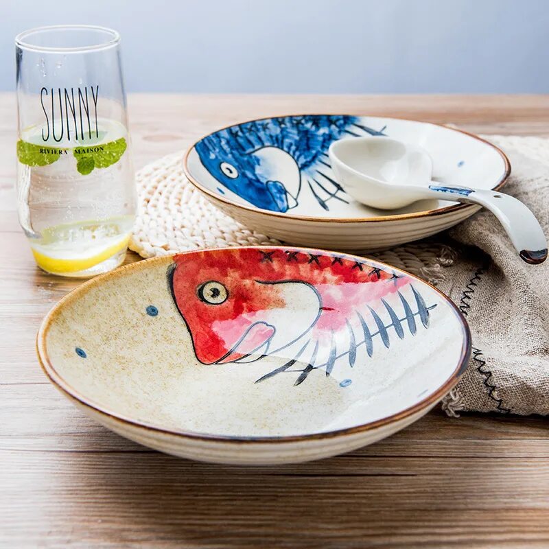 Тарелка рыбка. Тарелка с рыбками. Рыба на тарелке. Тарелка рыба керамика. Блюдце рыбка.