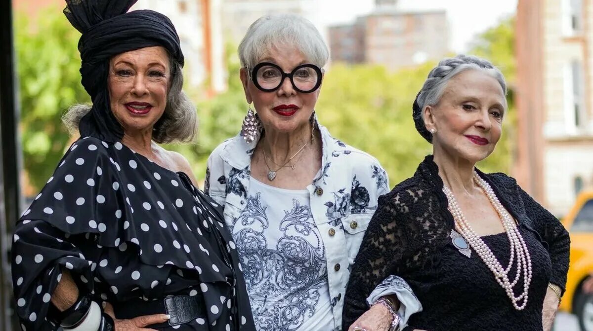 Старая жена 4. Модные старушки. Модные бабушки подружки. Три модные старушки. Три модные бабульки.