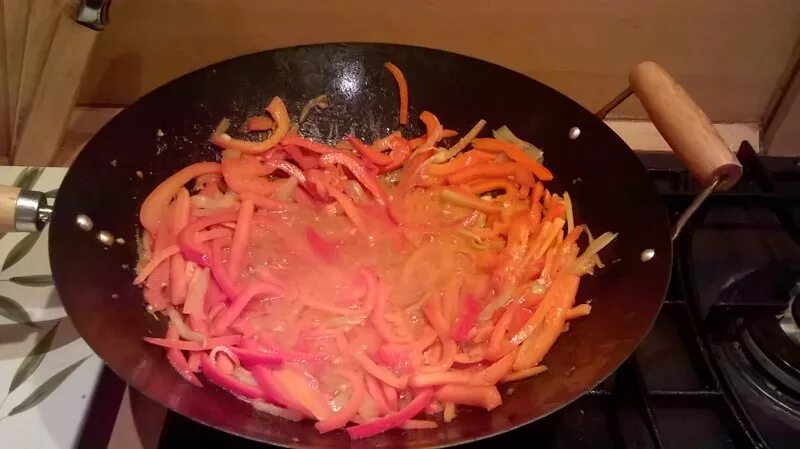 Вок чем отличается от сковороды. Сковородка вок. Еда в сковороде. Обжарка овощей на сковороде. Приготовление на сковороде вок.