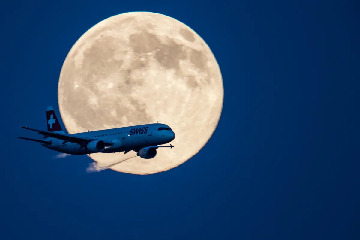 К чему снится сон лететь на самолете. Самолет и Луна. Ночной самолет. Самолет в ночном небе. Самолет ночью.