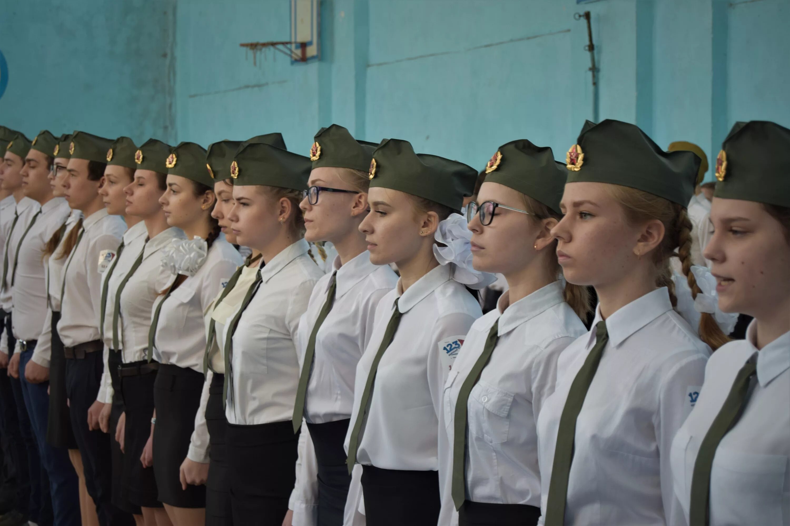 строевая форма для детей. конкурс строя и песни в школе светлячки. конкурс строя и песни. строевые песни для смотра строя и песня. школьники в военной форме.