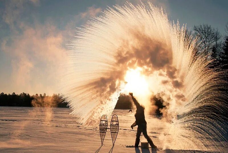 небо тучи. режим черного неба красноярск. капли дождя на стекле. фотохимический смог в городской атмосфере. потемневшем воздухе.