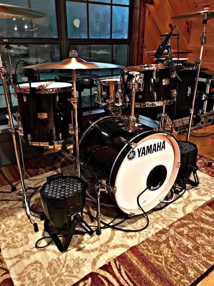 Yamaha Drum Studio. Гитара и барабаны. Музыкальные инструменты гитара барабаны. Музыкальная студия с ударниками и гитарой.