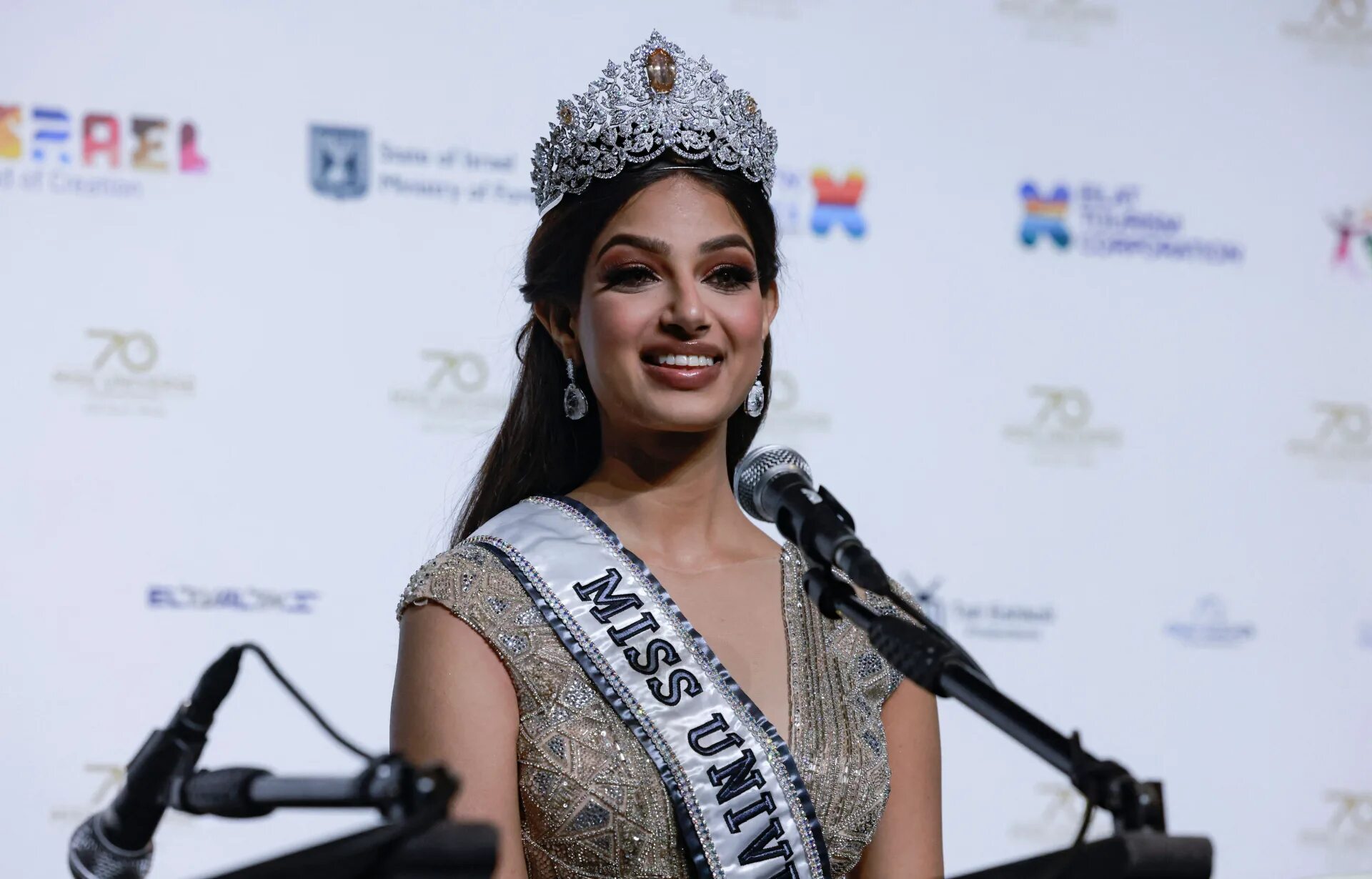 Miss 2021. Харнааз Сандху Мисс Вселенная 2021. Мисс Вселенная 2022 харнааз Сандху. Мисс Вселенная 2022 победительница. Корона Мисс Вселенная 2022.