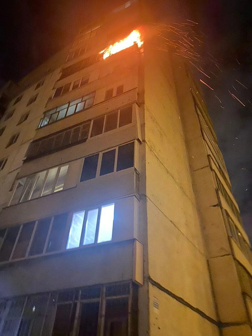 Пожар в Казани на Фучика. Пожар Фучика 82. Пожар в квартире. Пожар на балконе.