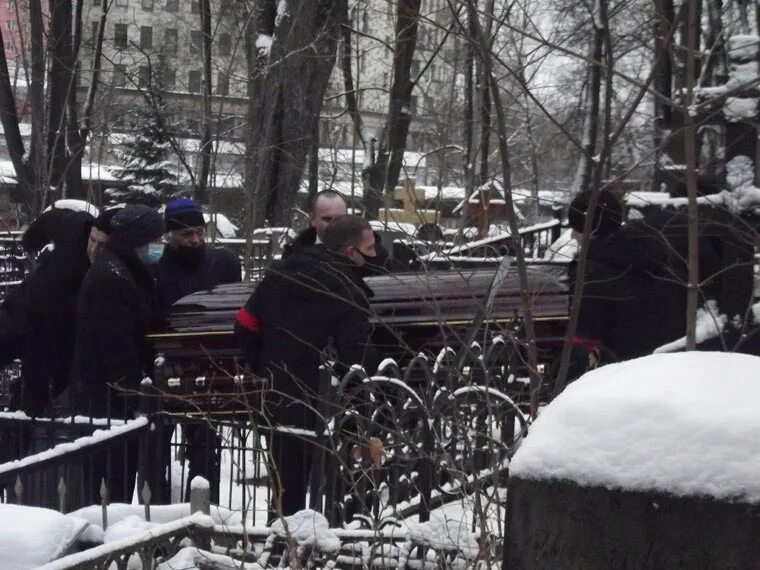 Фёдор иванович тютчев могила. Сингуматор ритуальный лифт. Смерть тютчева. Фёдор иванович тютчев могила. И гроб опущен уж.