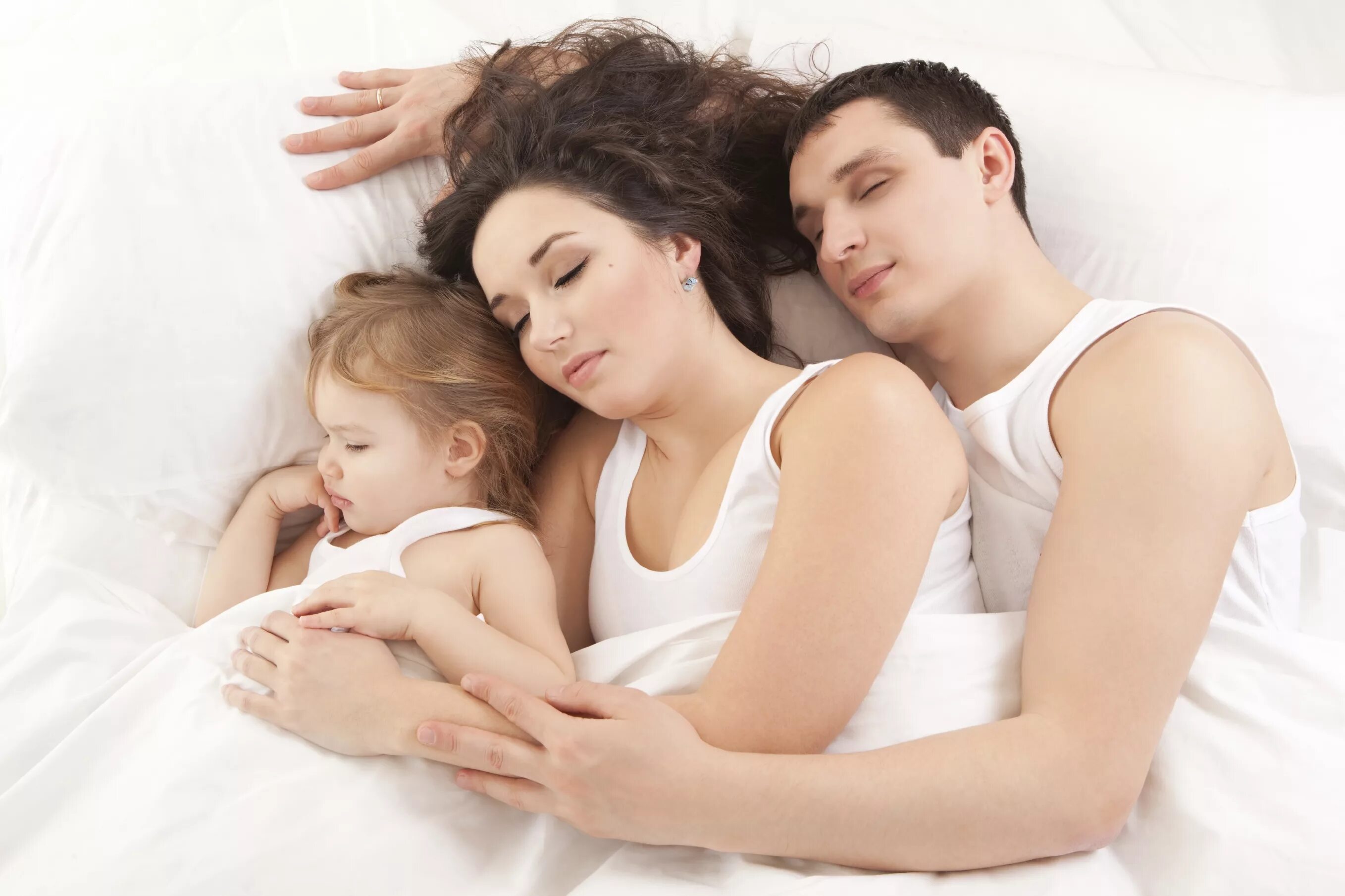 Семья муж жена и дочь. Муж жена и ребенок. Семья спит. Совместный осн с ребенком. Семья спит вместе.