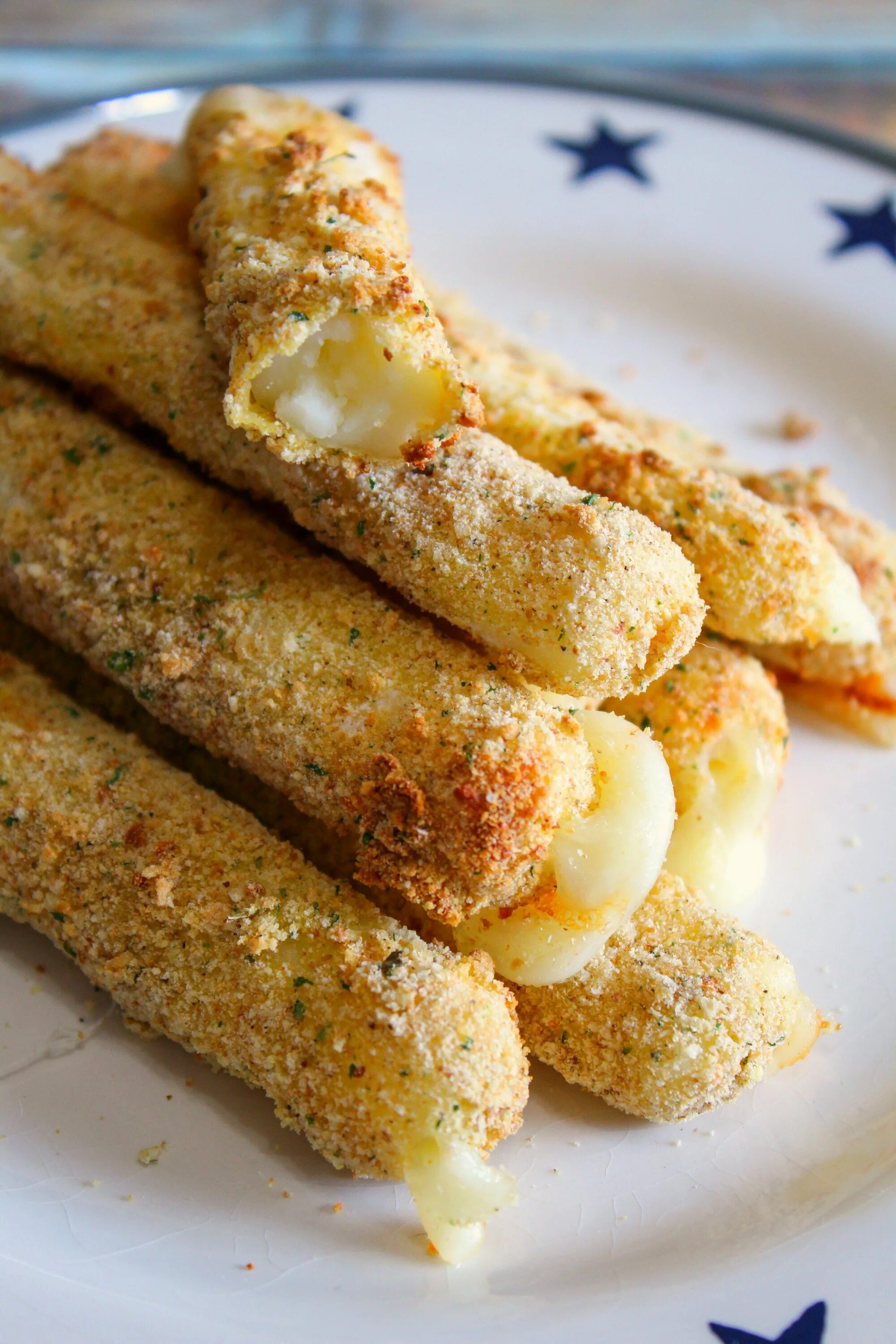 Палочки рецепт с фото. Сырные палочки моцарелла. Air Fryer mozzarella Sticks. Сырные палочки во фритюре. Сырные палочки в панировке во фритюре.