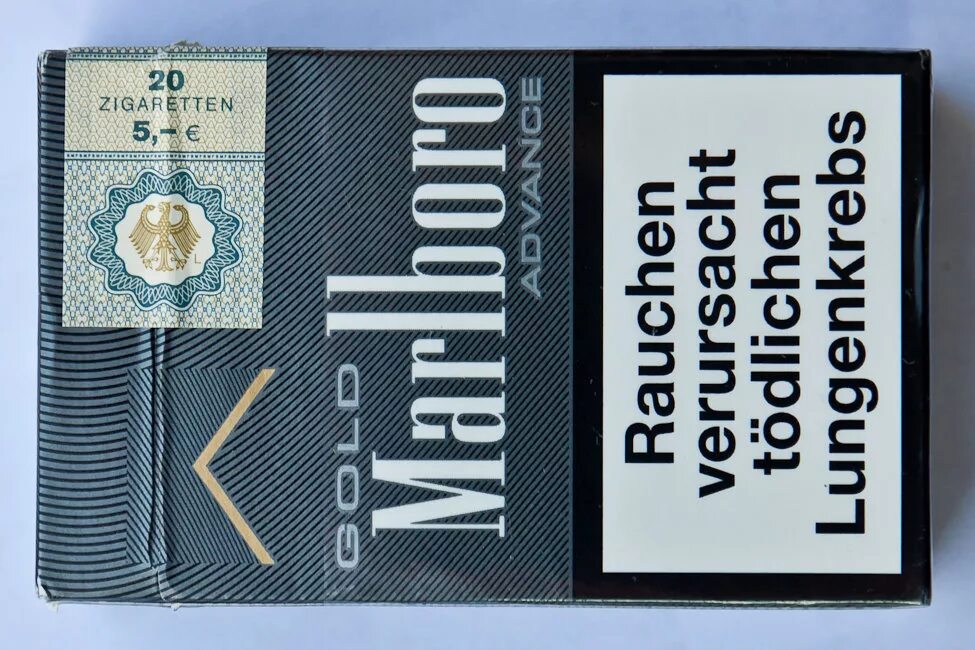 Акцизная марка на сигареты. Акцизные марки на табак Германия. Сигареты немецкие марки. Икмзная марка на сигареты.