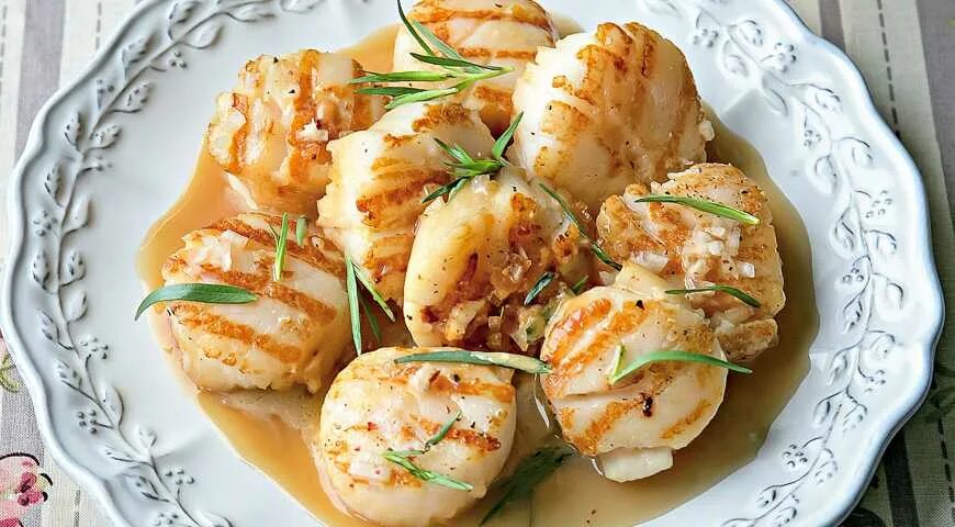 Морской гребешок на гриле. Гребешки сен-Жак (Coquilles Saint-Jacques). Морской гребешок жареный. Морской гребешок блюдо. Гребешки на сковороде на сливочном масле