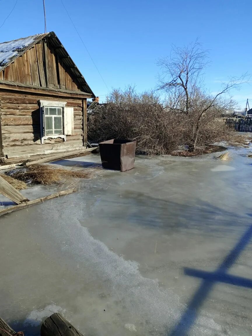 Затопленный дом. Потоп дома. Затопление города. Дом затопило водой. Затопило частный дом