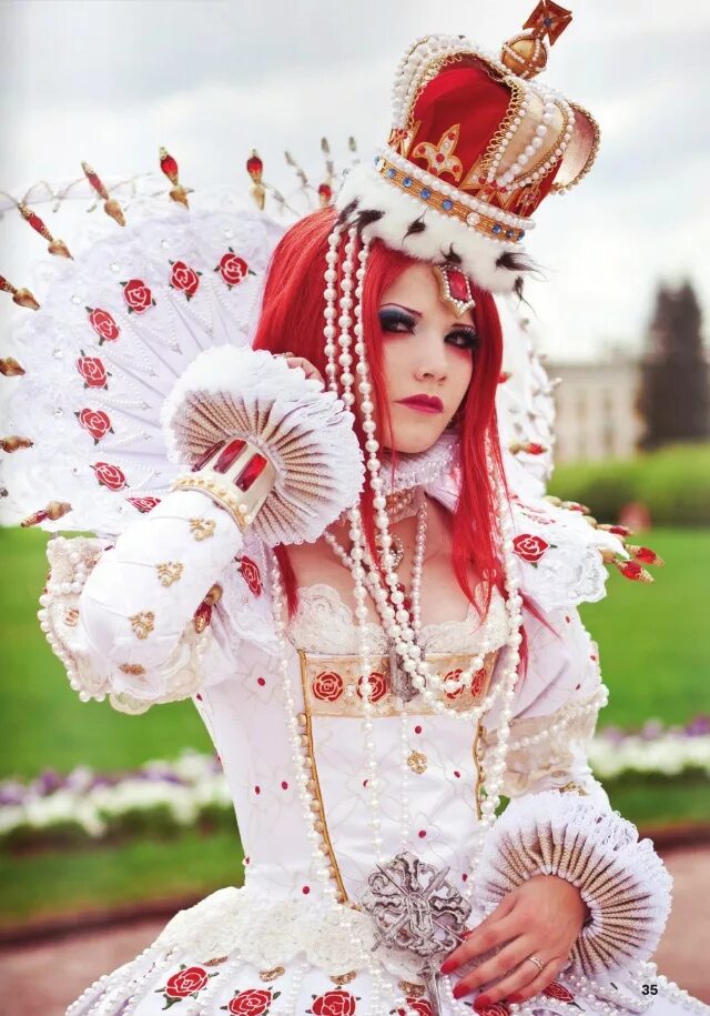 Белые карнавальные костюмы. Красная Королева Алиса в Зазеркалье. Червонная дама Алиса в стране чудес. Червонная Королева Алиса. Алиса в Зазеркалье Червонная Королева.