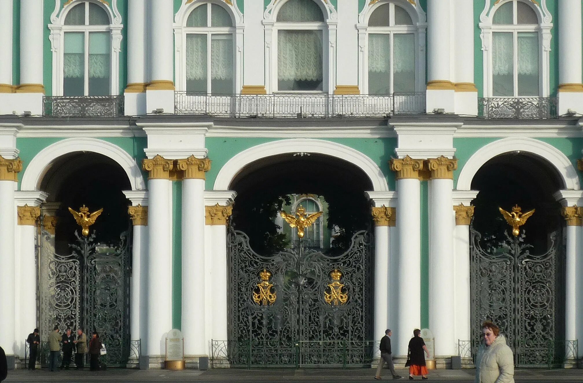 Ворота зимнего дворца. Ворота эрмитажа в санкт-петербурге. зимний дворец эрмитаж ворота. эрмитаж зимний дворец арки.