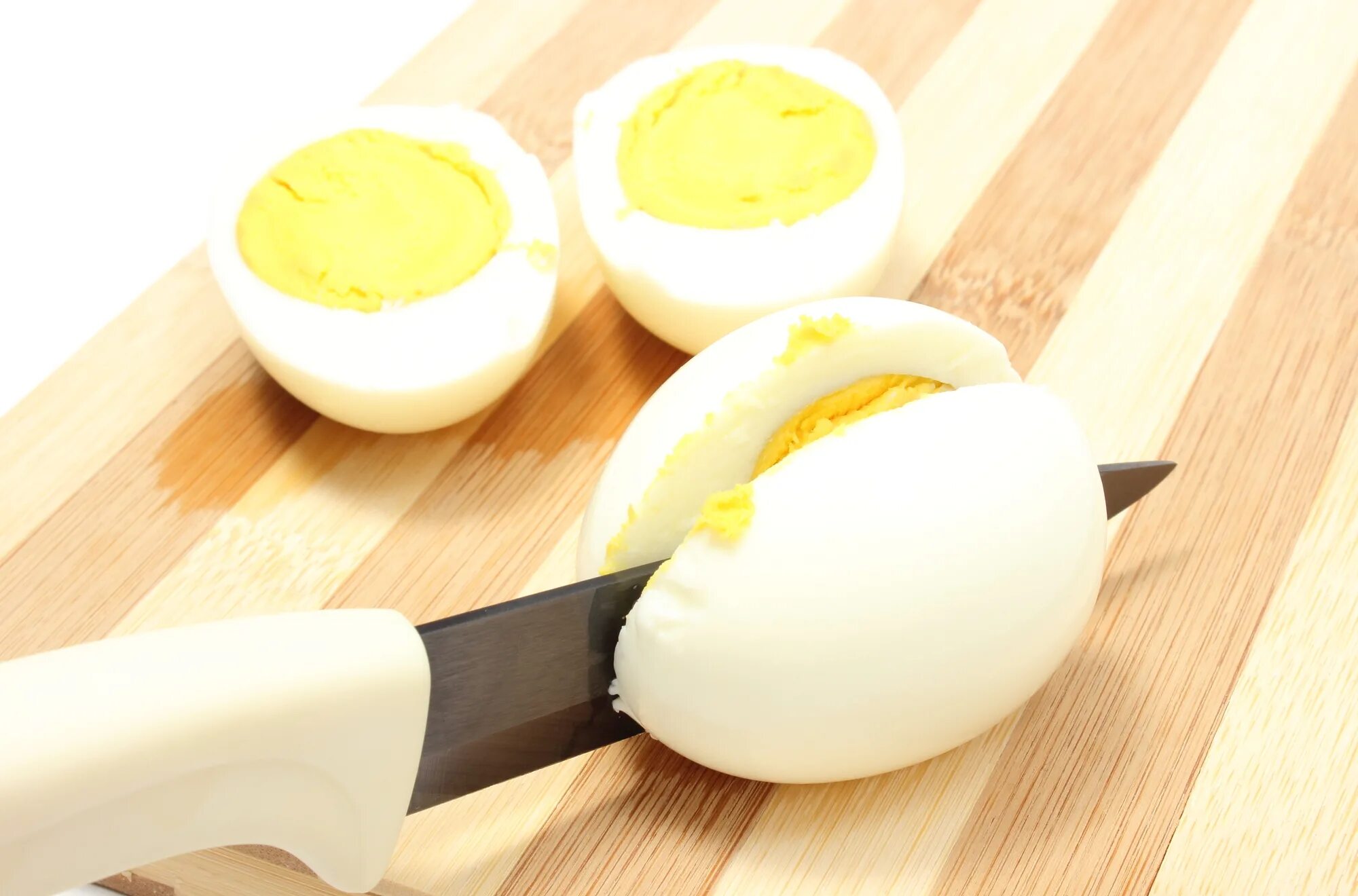 Cutting eggs