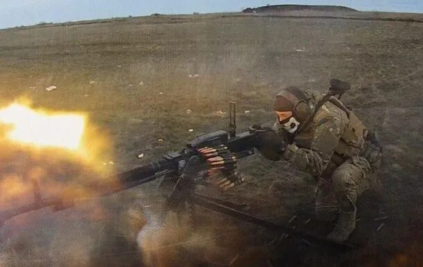 артиллеристы на поле боя. ближний огневой бой. война сша против ирака в 2003 г. рукопашный бой в армии сша. бой с автоматами.