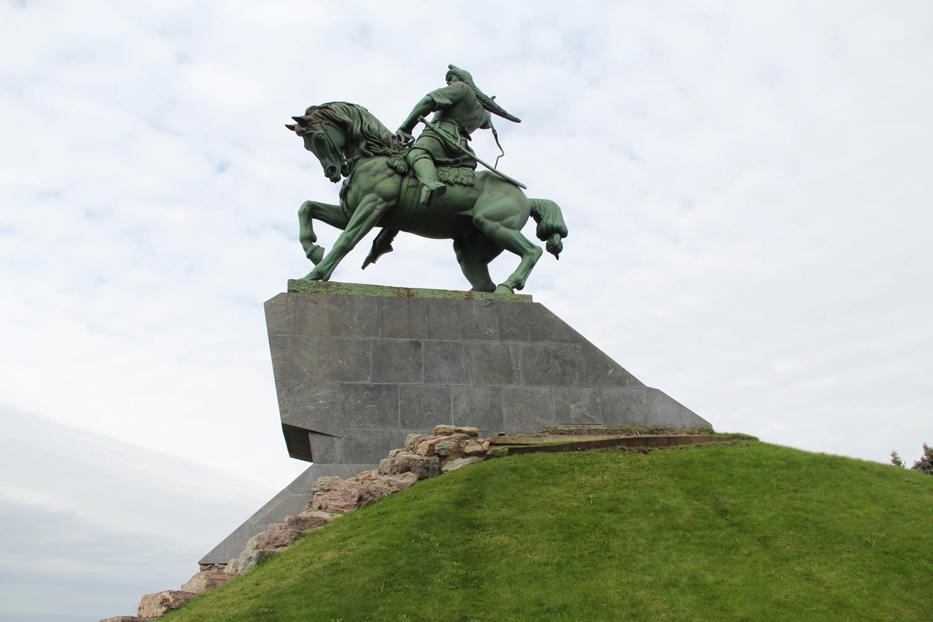 Уфа памятник Салават Салават Юлаев. Памятник Салавату Юлаеву в Уфе. Салават Юлаев памятник в Уфе набережная. Салават Юлаев памятник в Стерлитамаке. Штаб салавата юлаева